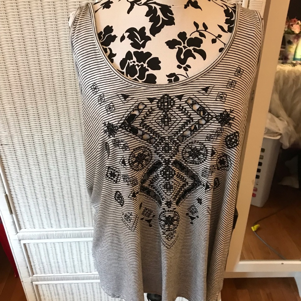 BLACK WHITE STRIPE GEO CUTOUT TORRID TANK SIZE 2x